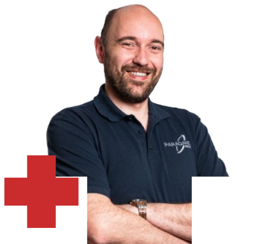 Zwei ParaQare Mitarbeiter in dunkelblauen Poloshirts stehen nebeneinander und lächeln in die Kamera.