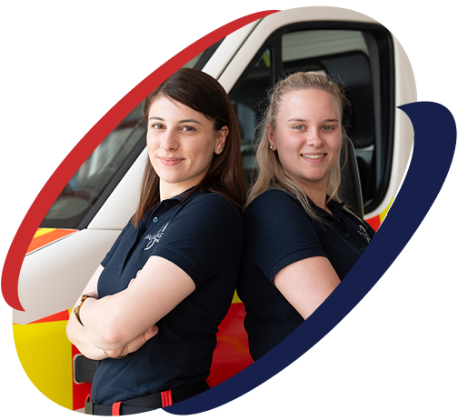 Zwei Sanitäterinnen in Einsatzkleidung stehen lächelnd vor einem Einsatzfahrzeug von ParaQare.