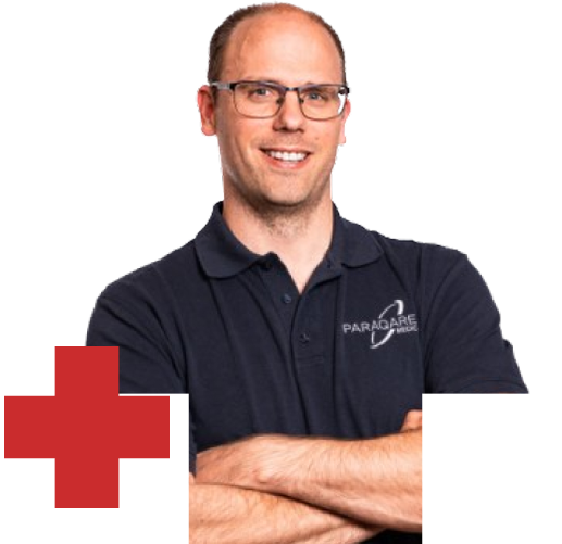 Zwei ParaQare Mitarbeiter in dunkelblauen Poloshirts stehen nebeneinander und lächeln in die Kamera.